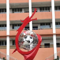 校园不锈钢抽象龙和足球雕塑