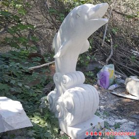 海豚浪花雕塑